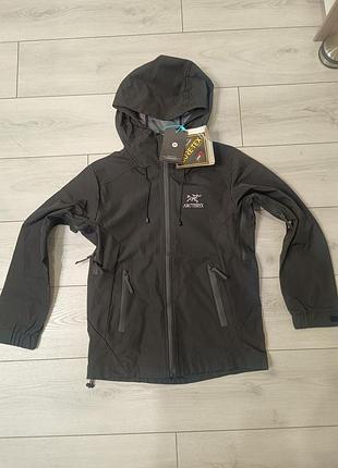 Черная куртка arcteryx. размер s/m