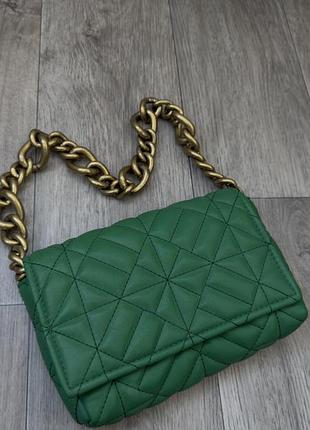 Яскрава стьобана сумка zara із масивним золотим ланцюгом (зелена / смарагдова)