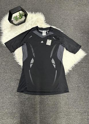 Чорна спортивна компресійна футболка adidas techfit з короткими рукавами та сірими вставками.