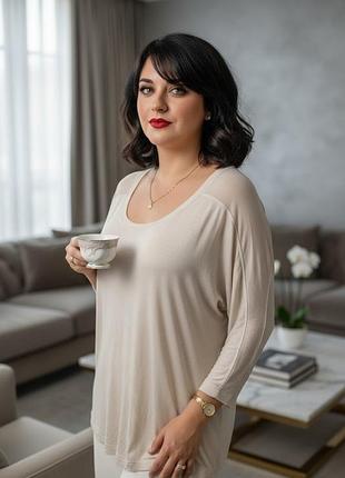 Жіночий лонгслів лінійки escada sport у бежевому (кремовому) кольорі.