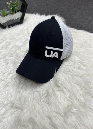 Чорно-білу бейсболку under armour men's train spacer mesh cap із білою сіткою ззаду та логотипом бренду спереду.