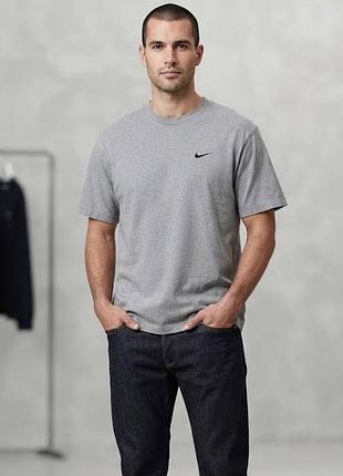 Чоловіча сіра базова футболка nike з вишитим логотипом (swoosh)