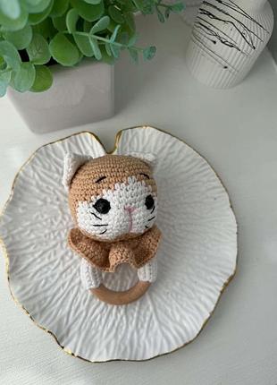 Вязаная погремушка ручной работы котик. игрушка котик - погремушка на деревянном кольце. игрушка 0+