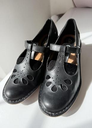 Шкіряні туфлі clarks artisan на танкетці з т-ремінцем та перфорацією, 28