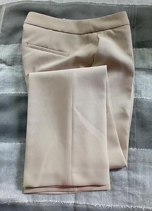 Брюки класичні, zara, гарного пісочного кольору,
зручна. тканина, гарно лягає у моделі, розмір 44(укр)36,s  ,.діловий,та повсякденне,завжди у тренді.
