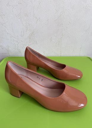Лакові нюдові туфлі essex glam на стійкому підборі, р. 38 (uk 5)