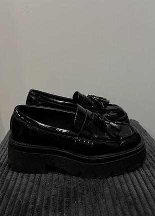Лофери на платформі туфлі масивні лакові zara