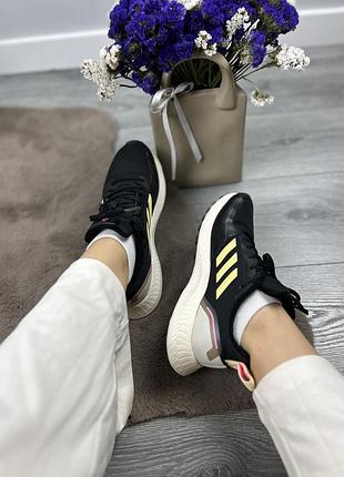Жіночі оригінальні кросівки adidas