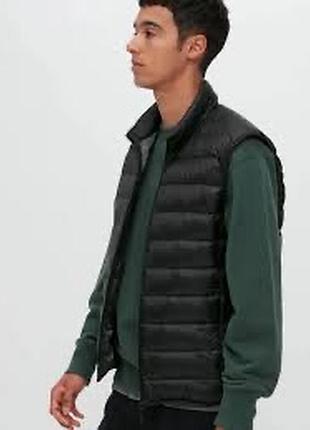 Чоловічий ультралегкий пуховий жилет uniqlo ultra light down vest чорного кольору