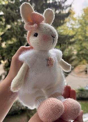 Вʼязана іграшка кролик