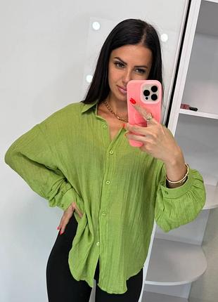 Яскрава літня лляна сорочка вільного крою
