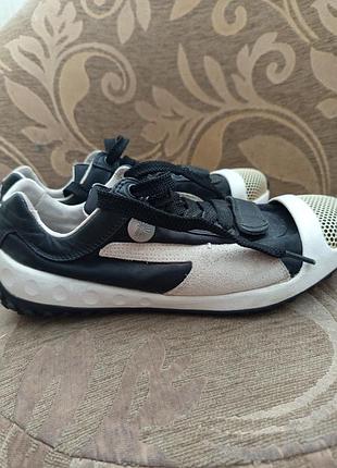 Оригінальні жіночі кросівки бренду "puma".
