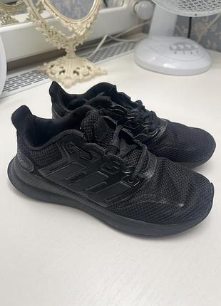 Кросівки adidas, чорного кольору. розмір 30