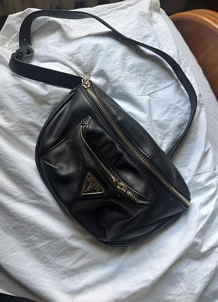 Жіноча чорна сумка бананка guess