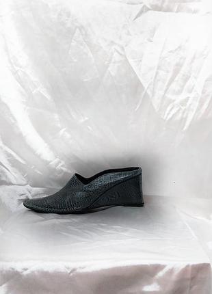 З натуральної шкіри сабо