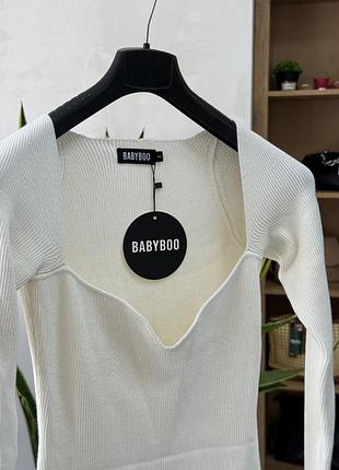 Белое трикотажное мини платье в рубчик babyboo