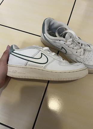 Оригінальні білі шкіряні кросівки nike air force 1 lv8 3
