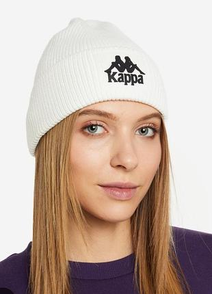 Белая вязаная шапка-бини kappa.