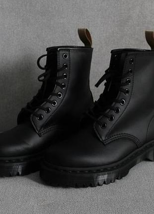 Оригінальні,високі черевики dr.martens vegan leather