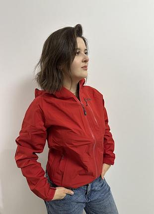Жіноча червона вітровка куртка outdoor research gore tex водонепроникна з капюшоном