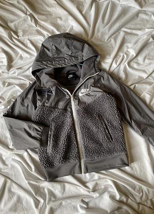 Серая детская куртка-ветровка nike sherpa windrunner 8-9 лет