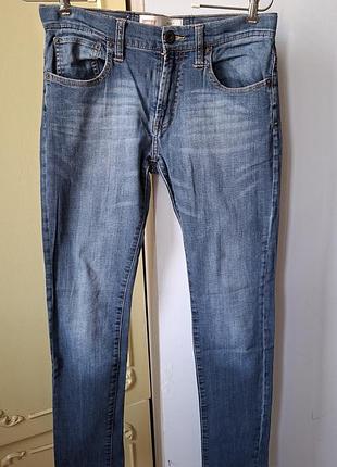 Чоловічі сині з потертостями звужені до низу  джинси від levi's 520 extreme taper