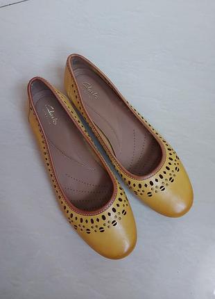 Новые кожаные балетки clarks, стильные желтые балетки натуральная кожа, р. 6,5 Парк, 25 см
