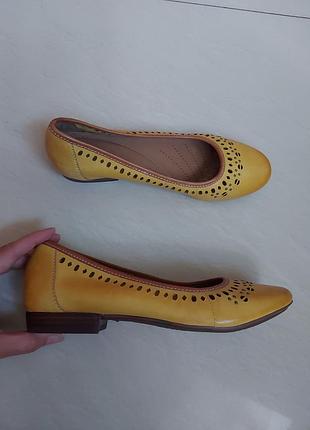 Нові шкіряні балетки clarks, стильні жовті балетки натуральна шкіра, р. 6,5 uk, 25 см