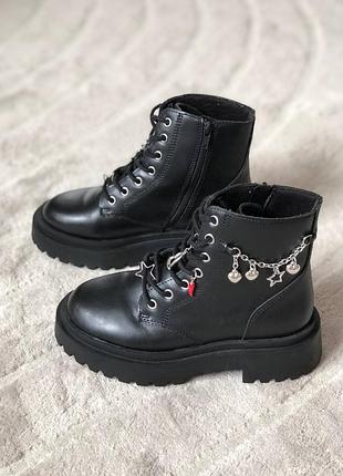 🖤 детские/подростковые ботинки zara со шнуровкой и шармами, кожаные ботинки размер 32
