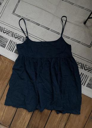 Темно-синій лляний топ у стилі babydoll на тонких бретельках від бренду uniqlo
