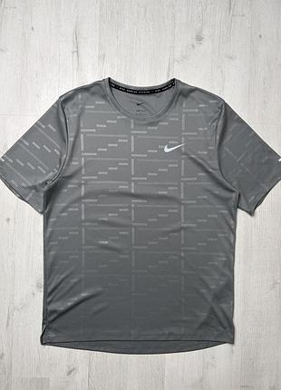 Чоловіча спортивна футболка nike running dri-fit розмір m