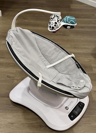 Заколисуючий центр 4moms 2