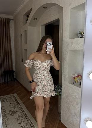 Бежева сукня з квітковим принтом