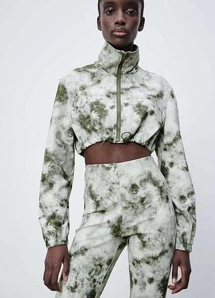Укорочена кофта на блискавці з ефектом тай-дай коротка майстерка зипка zara