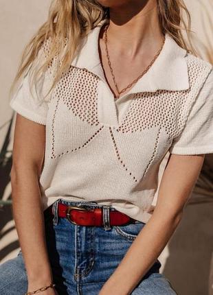 Укорочений трикотажний топ-поло бренду zara молочного кольору з ажурними елементами.