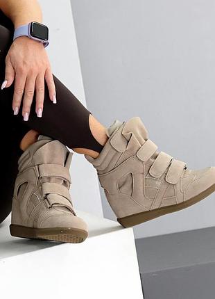 Крутые бежевые замшевые сникерсы на липучках в стиле isabel marant