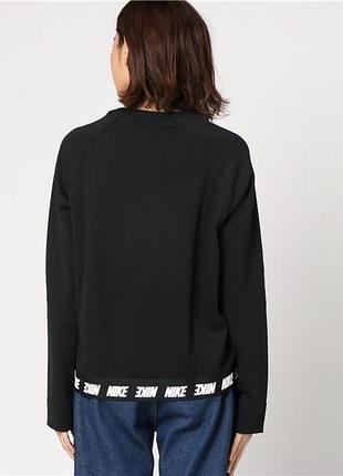 Черный свитшот nike с повторяющимся логотипом на эластичной нижней резинке.