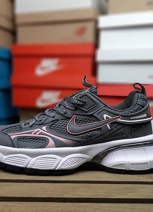 Жіночі кросівки nike v2k run темно сірі з рожевим