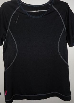 Спортивна футболка бренда hummel