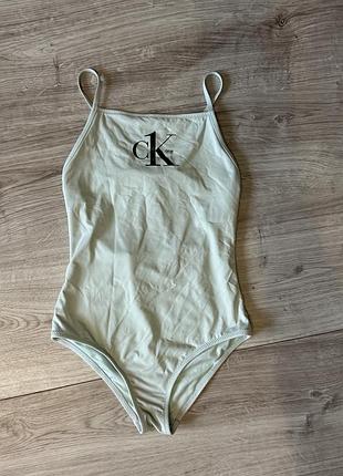 Дитячий світло-зелений суцільний купальник від бренду calvin klein