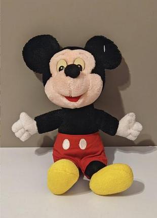 Винтажная мягкая плюшевая игрушка микки маус (mickey mouse) от компании disney в классическом образе — в красных шортах с белыми пуговицами
