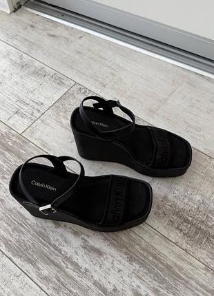 Оригинальные босоножки calvin klein на платформе танкетке (размер 36)