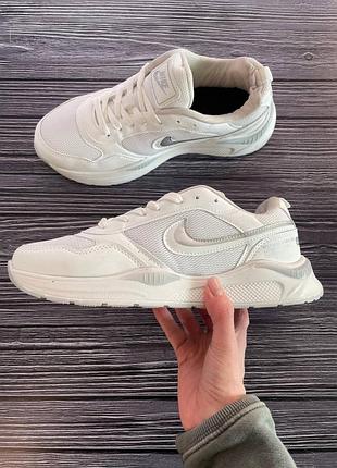 Nike   кроссовки с нюансом