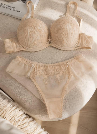 Комплект жіночої нижньої білизни бежевий бюстгальтер та трусики п1130
