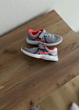 Кросівки nike revolution 4 для дівчинки 27 розмір