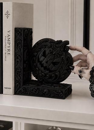 Готична підставка для книг «гарбузова ніч»