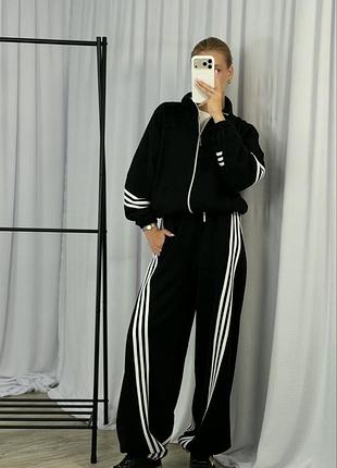 Женский спортивный костюм с лампасами