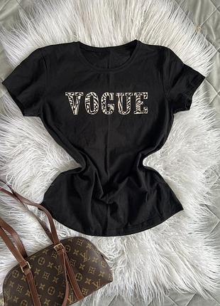 Бомбезна футболка🖤 🏷️vogue розмір—м стан—ідеальний ✔️