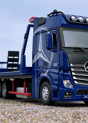 Масштабна модель автомобіля mercedes benz actros евакуатор. металева машинка. синій