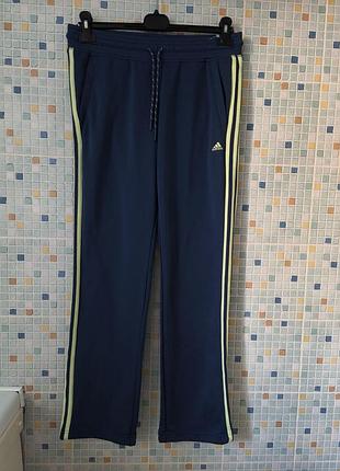 Спортивні штани adidas.